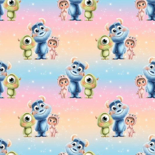 Stoffkachel „Monsterfreunde“ – nahtloses Muster mit blauem Kuschelmonster, kleinem grünem Einauge und Kind im Monsterkostüm auf zartem Regenbogenhintergrund mit Sternchen.