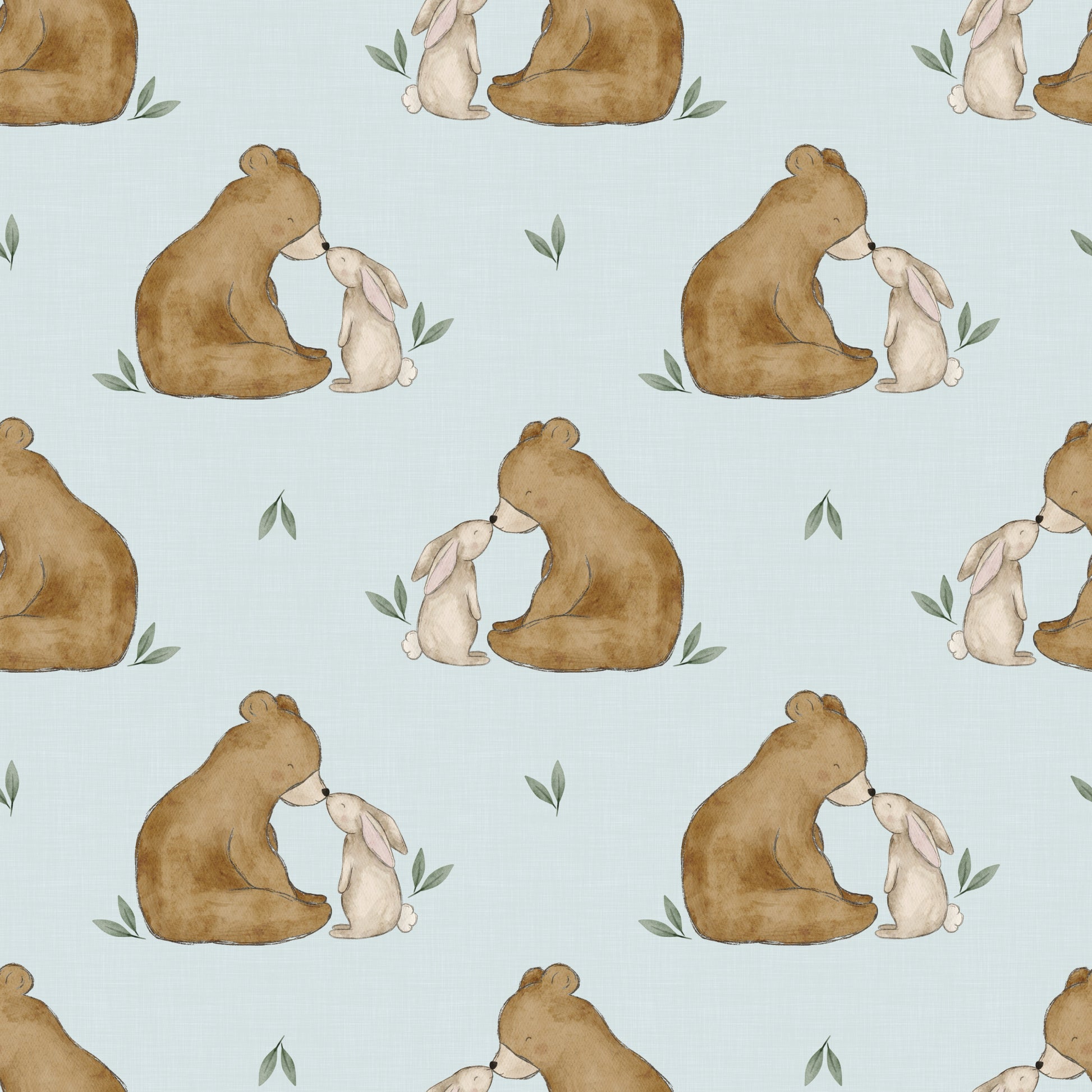 Detailansicht Kinderstoff mit Bär-und-Hase-Motiv in Naturtönen, flach gefaltet auf Holzhintergrund