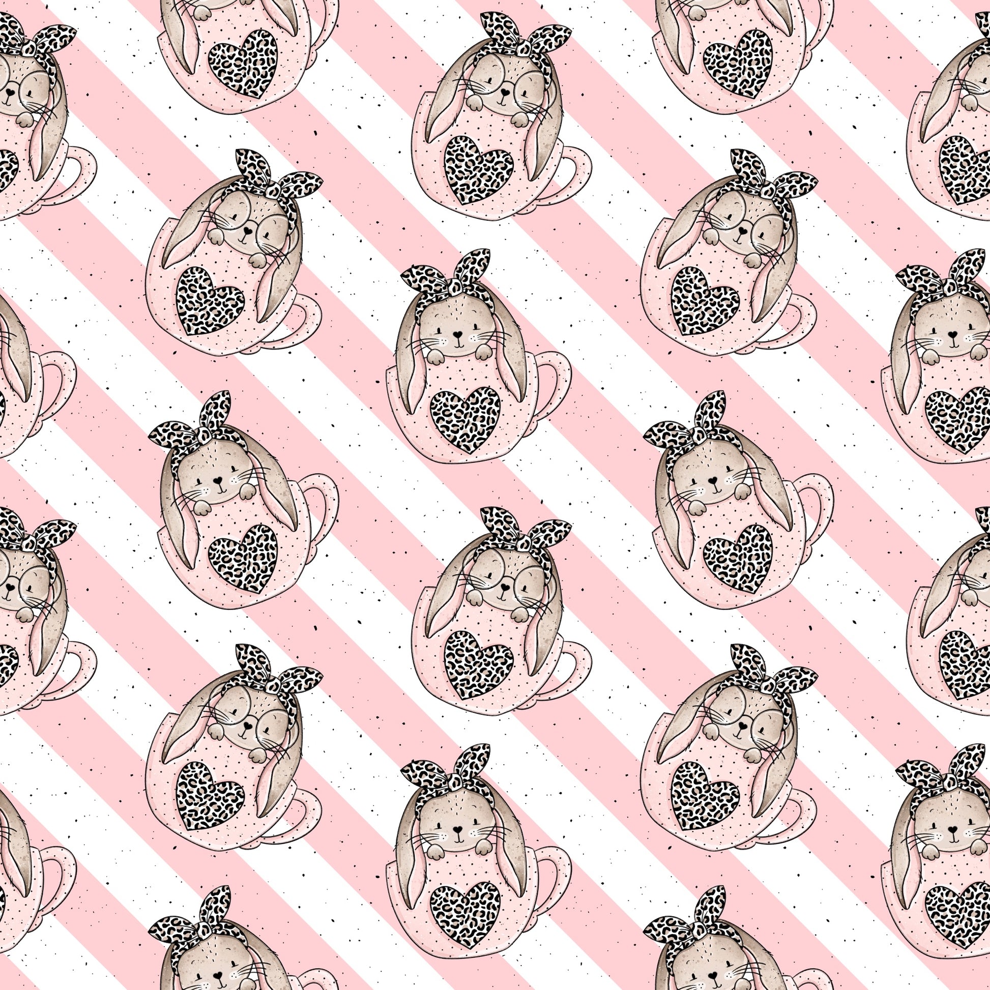 Nahtloses Muster „Schlappohrlein“ mit niedlichen Schlappohr-Häschen, Herz-Tassen, Leo-Akzenten, Blüten und feinen Punkten in Rosé- und Beigetönen.