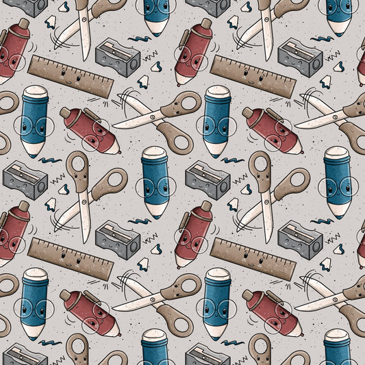 Detailansicht der Stoffmeterware „Schreibzeug – Grau“ mit regelmäßig angeordneten Schul- und Bastelmotiven wie Stiften, Scheren, Spitzern und Linealen auf grauem Hintergrund. Das Design wirkt ruhig, modern und kindgerecht. Design von Katzengold-Designs.