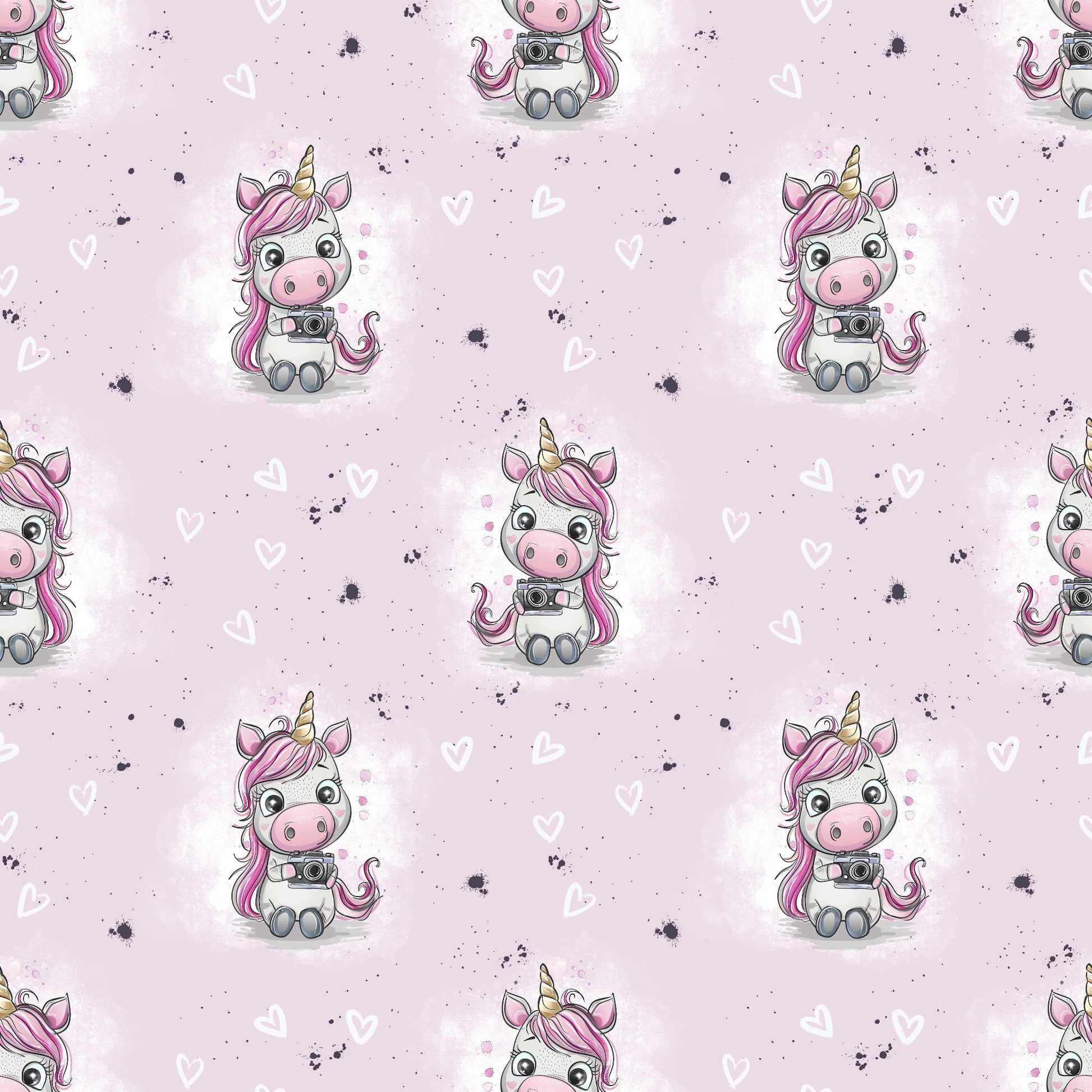Rosa Einhornstoff „Smile“ mit Herzchen und Kamera-Einhorn, dekoriert als Stoffstapel auf violettem Untergrund.