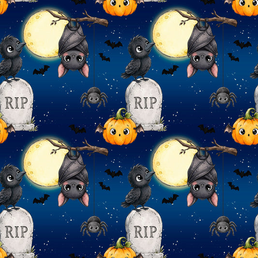 Spuknacht Halloween Stoffdesign mit Fledermäusen, Kürbis, Rabe, Spinne, Grabsteinen und leuchtendem Mond auf dunkelblauem Hintergrund