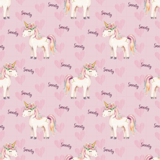 Stoffkachel des Designs Sweety: weißes Einhorn mit Blumenkranz und Regenbogenmähne auf rosa Hintergrund mit Herzchen und dem Schriftzug ‘Sweety’.