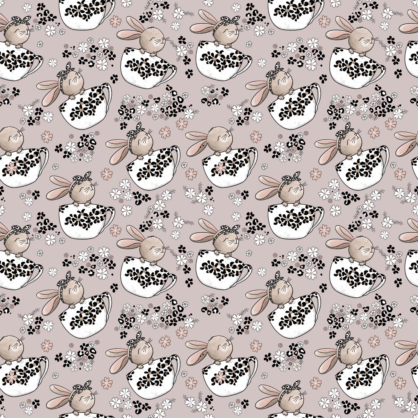Nahtloses Muster „Tassenhase“ mit Hasenmotiven in Tassen, kleinen Blumen und Leo-Akzenten auf ruhigem, warmem Hintergrund.