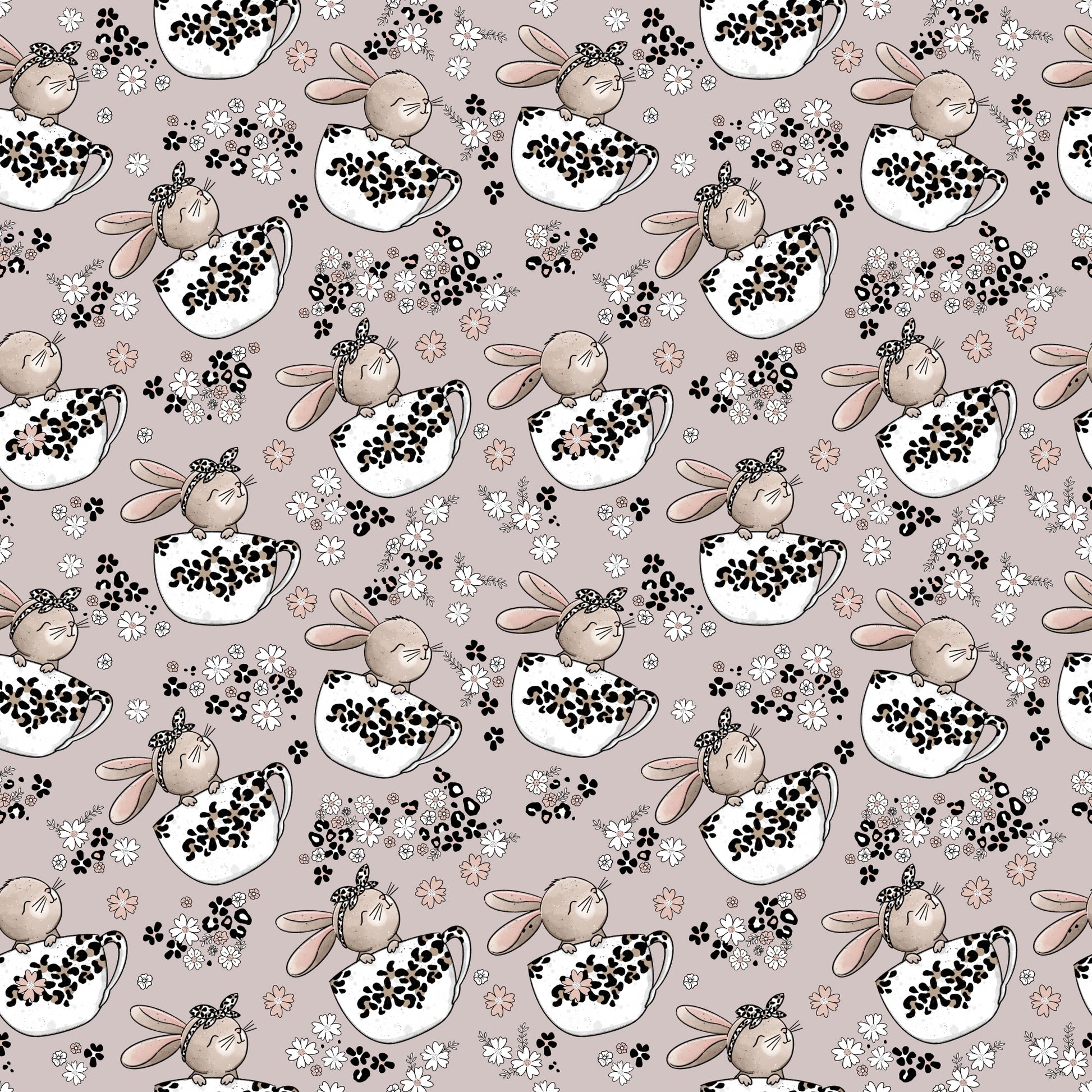 Nahtloses Muster „Tassenhase“ mit Hasenmotiven in Tassen, kleinen Blumen und Leo-Akzenten auf ruhigem, warmem Hintergrund.