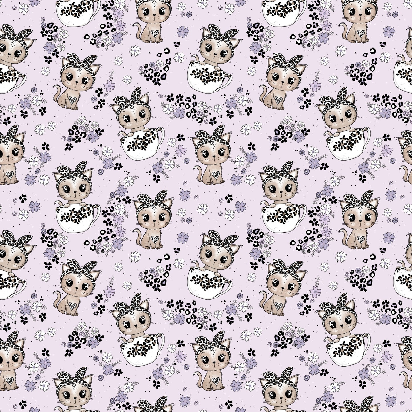 Wiederholendes Muster aus Kätzchen mit Leo-Schleifen in Teetassen, Pfotenabdrücken und Blüten auf fliederfarbenem Hintergrund – Design „Tassenkitty“ von Katzengold-Designs.