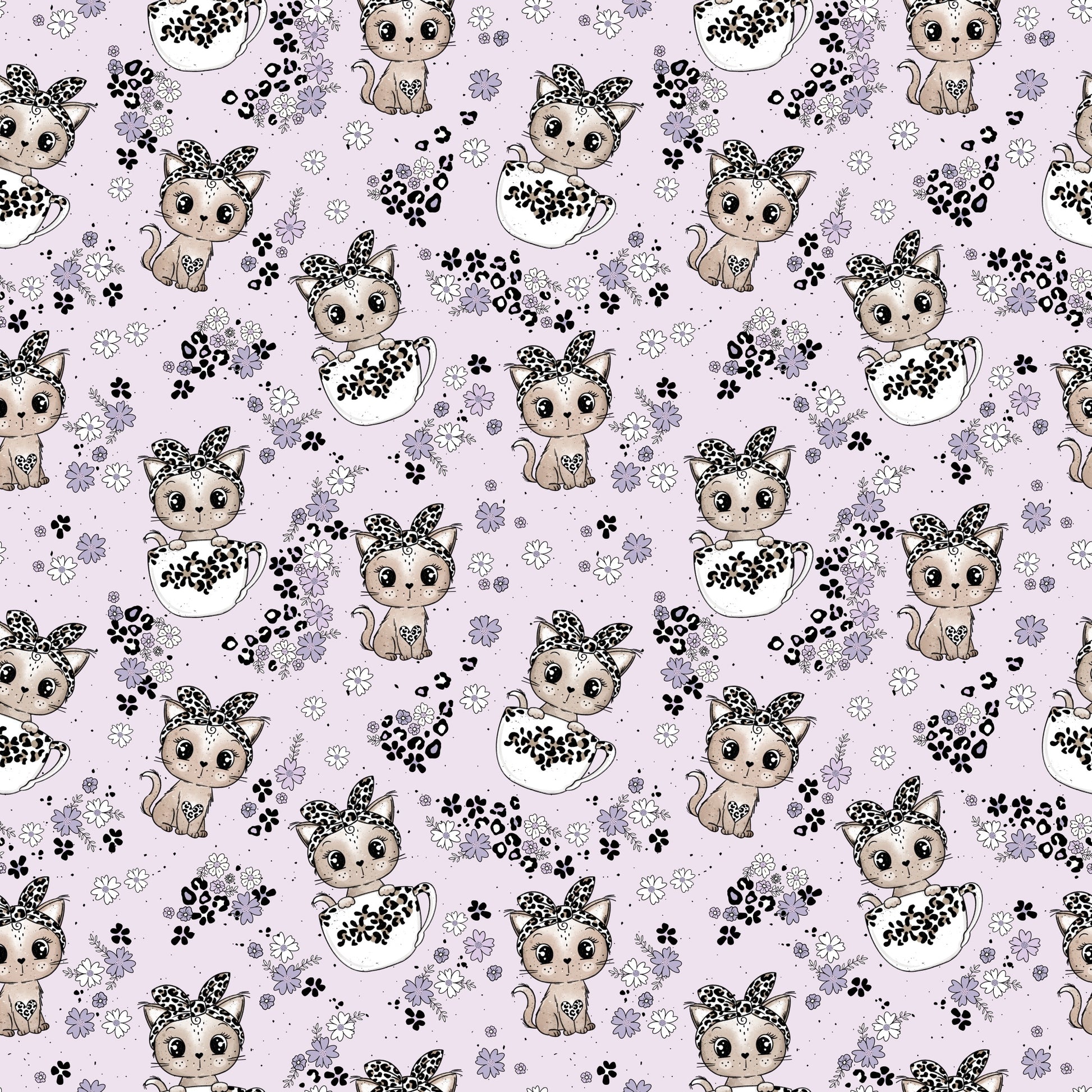 Wiederholendes Muster aus Kätzchen mit Leo-Schleifen in Teetassen, Pfotenabdrücken und Blüten auf fliederfarbenem Hintergrund – Design „Tassenkitty“ von Katzengold-Designs.