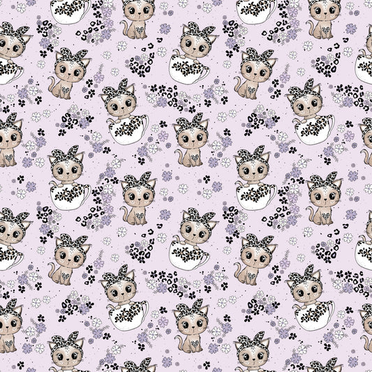 Wiederholendes Muster aus Kätzchen mit Leo-Schleifen in Teetassen, Pfotenabdrücken und Blüten auf fliederfarbenem Hintergrund – Design „Tassenkitty“ von Katzengold-Designs.