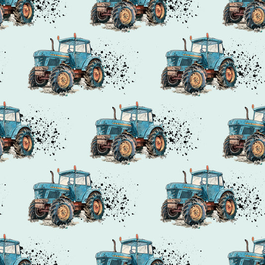 Nahe Aufnahme des Stoffmusters „Traktorliebe“ mit detaillierten Oldtimer-Traktoren und schwarzen Sprenkelakzenten auf hellem Grund.
