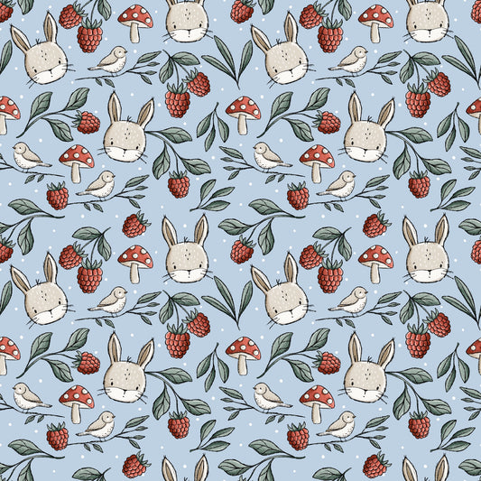 Nahtlose Wiesentag Stoffkachel von Katzengold-Designs mit Hasenköpfen, Himbeeren, Blättern, Pilzen und kleinen Vögeln auf blaugrünem Grund