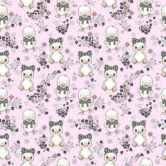 Wiederholendes Muster aus kleinen Gänseküken, Blüten und Schleifen auf rosa Hintergrund – Stoffdesign „Gänsebaby“.