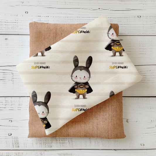 Kinderstoff Meterware mit Superhelden-Hasen und Spruch „Ich bin Mamas Superheld“ – ideal für Baby- & Kinderkleidung: