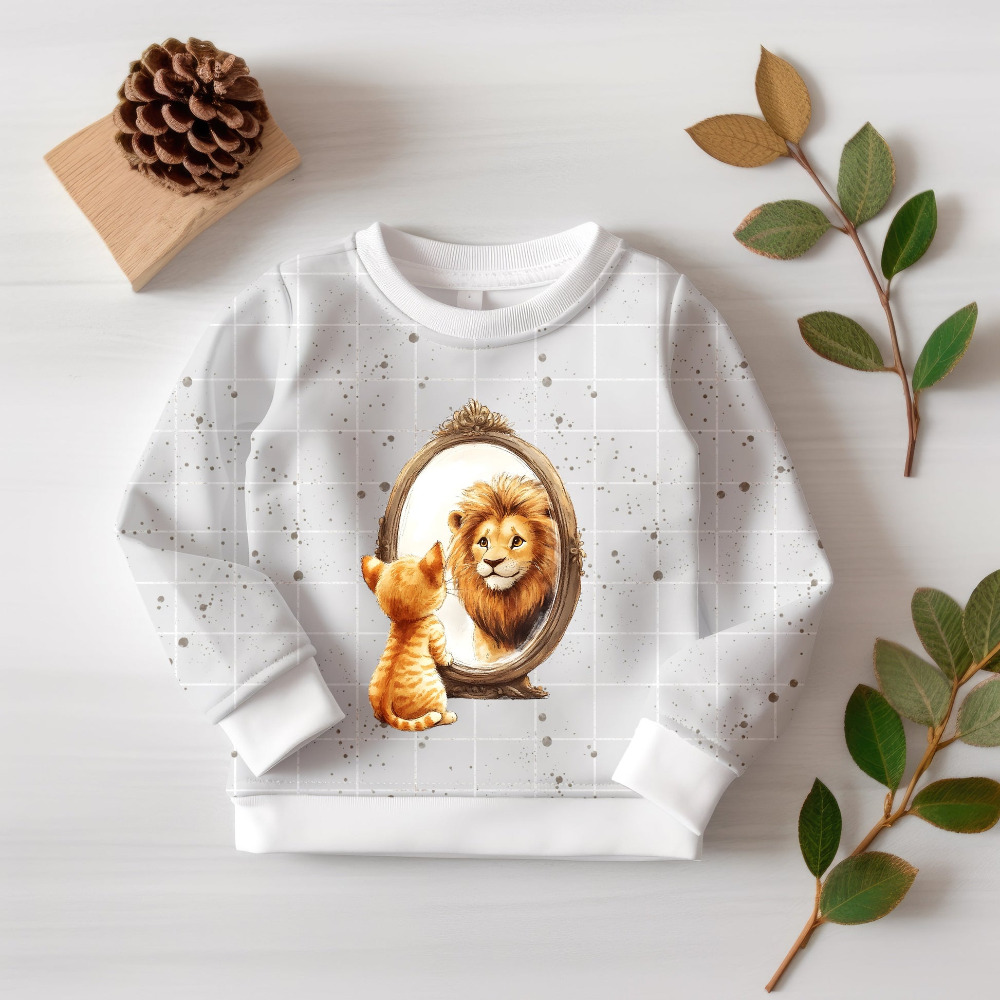 Kinder-Sweatshirt mit Cat Lion Panel – Katze sieht Löwen im Spiegel auf Vorderseite, kombiniert mit dezentem Raster-Sprenkel-Design