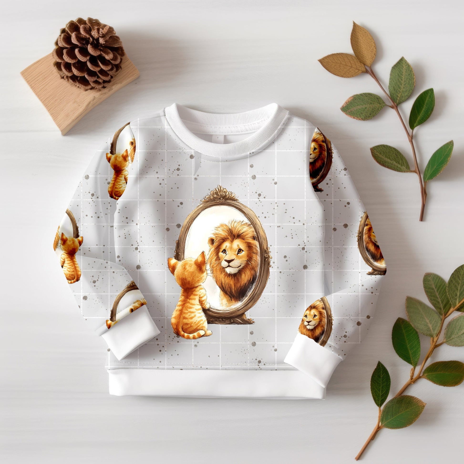 Kinder-Sweatshirt mit Cat Lion Panel – Katze-und-Löwe-Motiv vorne, kombiniert mit cremefarbenem Raster-Sprenkelmuster