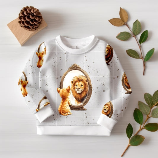 Kinder-Sweatshirt mit Cat Lion Panel – Katze-und-Löwe-Motiv vorne, kombiniert mit cremefarbenem Raster-Sprenkelmuster