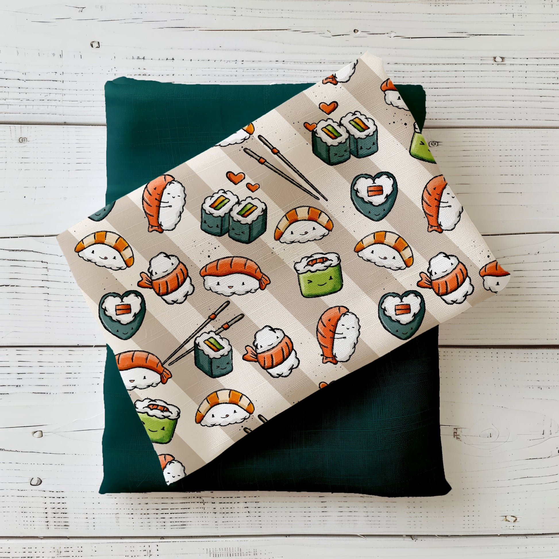 Verspieltes Design „Sushilein“ mit niedlichen Sushi-Motiven – lachende Reisfiguren, Maki, Nigiri und kleine Herzchen auf beigem Hintergrund