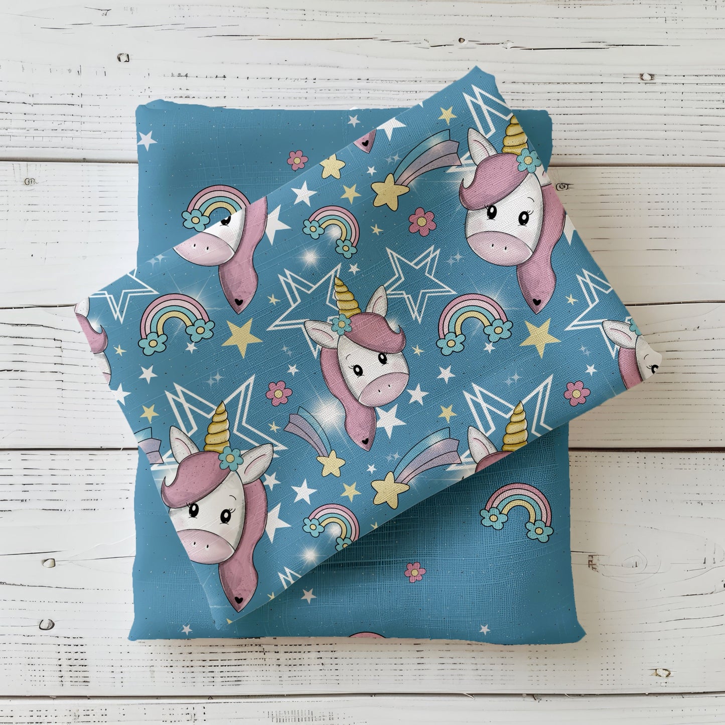 Unicorn – Kinderstoff mit süßem Einhorn, Regenbogen & Sternen auf Blau.