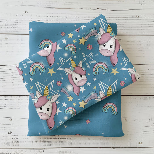 Unicorn – Kinderstoff mit süßem Einhorn, Regenbogen & Sternen auf Blau.