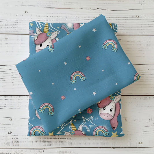 Unicorn Kombi – Kinderstoff mit Regenbögen, Blumen & Sternen auf Blau.