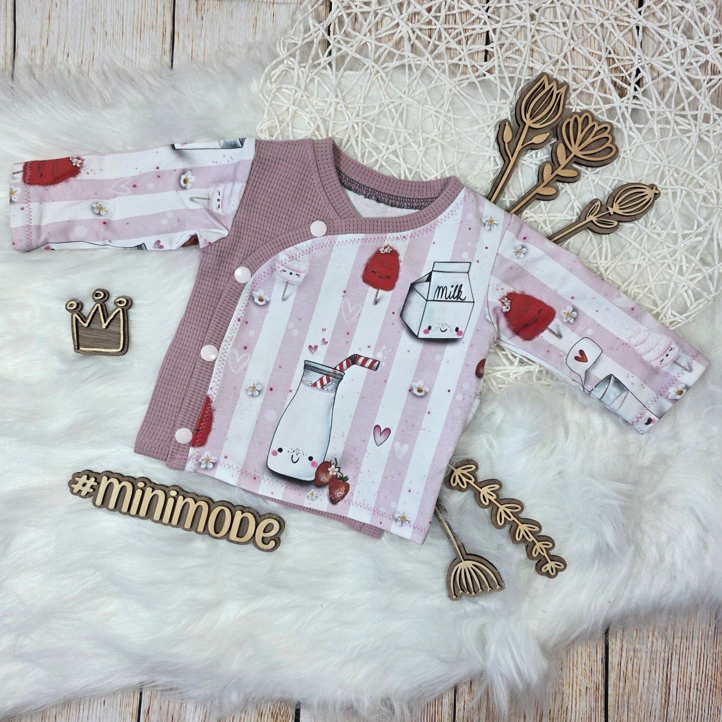 Baby Wickeljacke Größe 56 mit Erdbeer Milch Motiv aus French Terry handgemacht