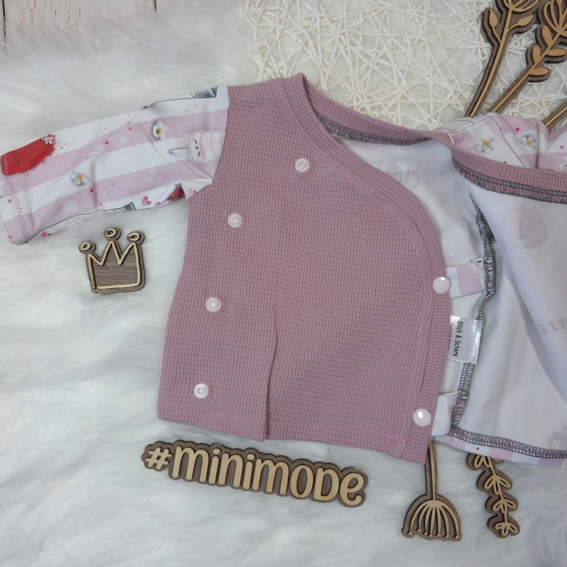 Detailaufnahme Wickeljacke Baby Größe 56 mit Waffeljersey in rosa und Druckknöpfen