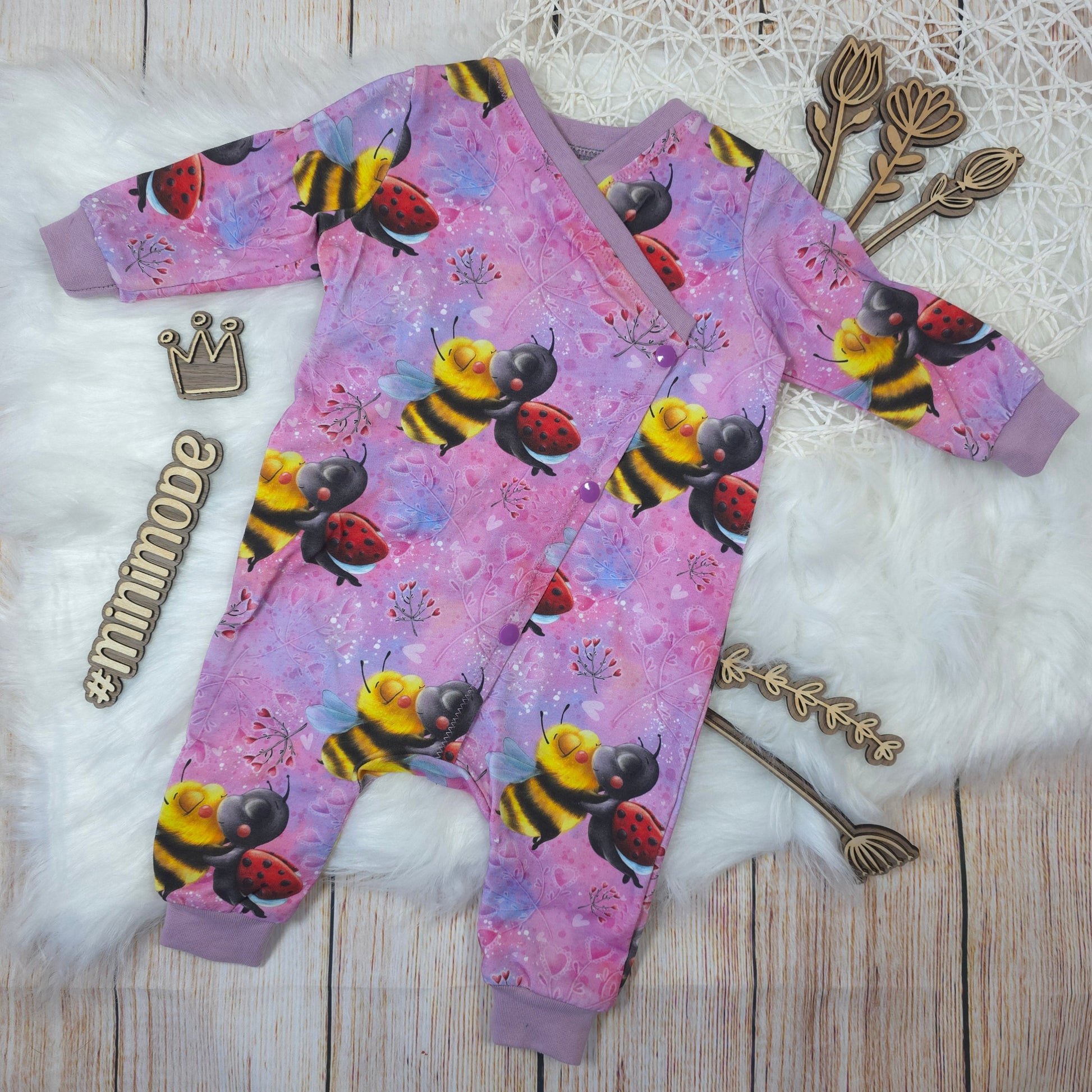 Handgemachter Wickelstrampler Größe 56 mit Bienen und Marienkäfer Motiv aus Jersey
