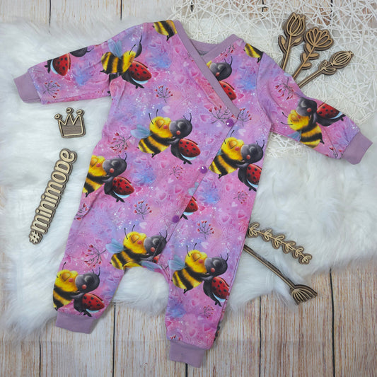 Handgemachter Wickelstrampler Größe 56 mit Bienen und Marienkäfer Motiv aus Jersey
